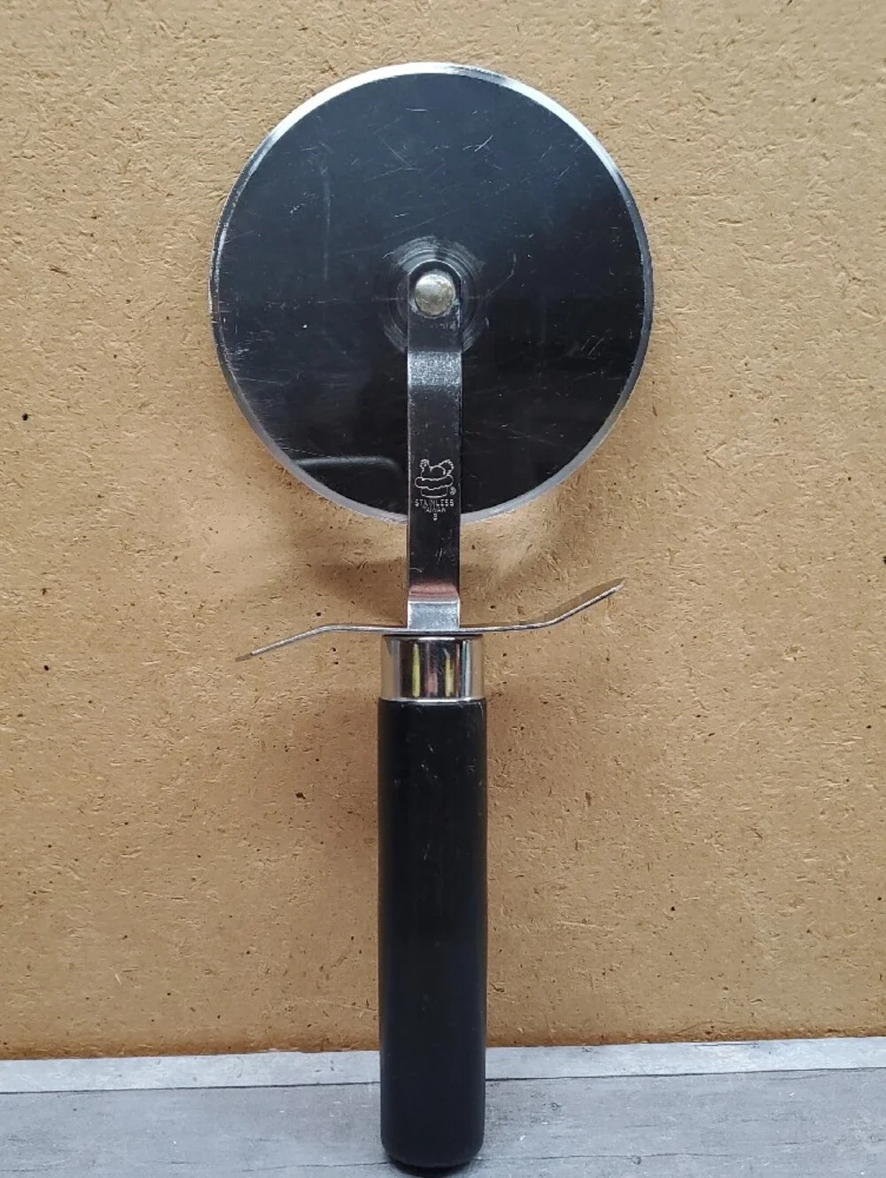 Pampered Chef Pizza Cutter with Protective Cover